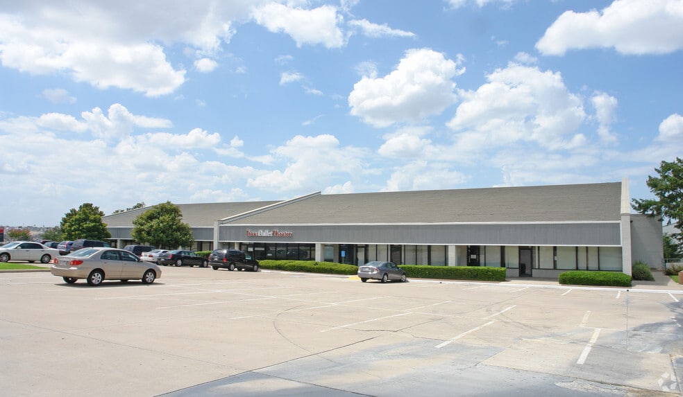 6833-6869 Green Oaks Rd, Fort Worth, TX for lease - Building Photo - Image 1 of 4
