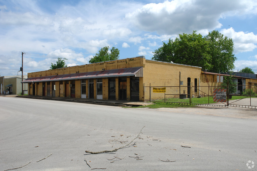 109 NW 2nd St, Smithville, TX for lease - Primary Photo - Image 1 of 27