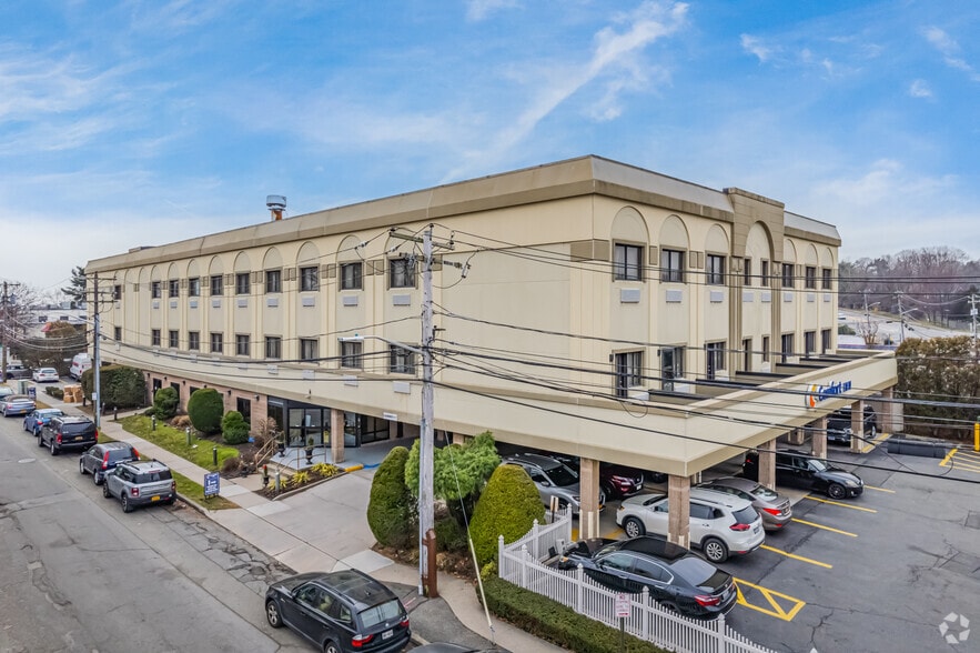 24 Oak Dr, Syosset, NY for sale - Primary Photo - Image 1 of 1