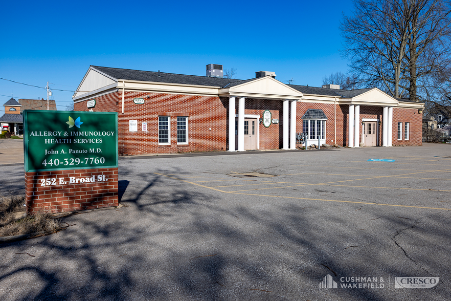 252 E Broad St, Elyria, OH for lease - Building Photo - Image 1 of 7