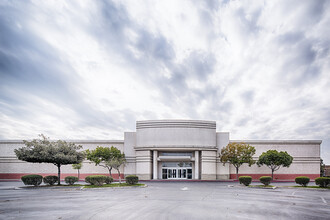 1675 W Lacey Blvd, Hanford, CA for lease Building Photo- Image 2 of 2