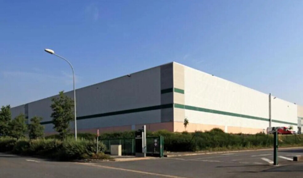Industrial in Ingré for lease - Building Photo - Image 1 of 6
