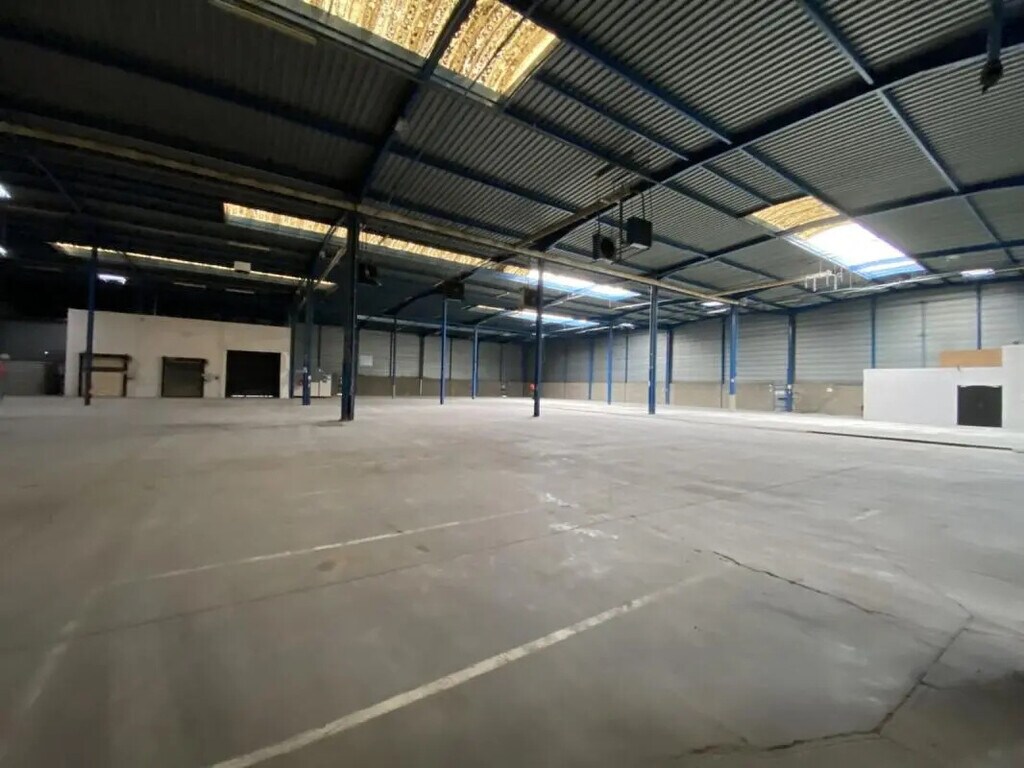 Location Entrepôt 4 538 m² - Photo 1