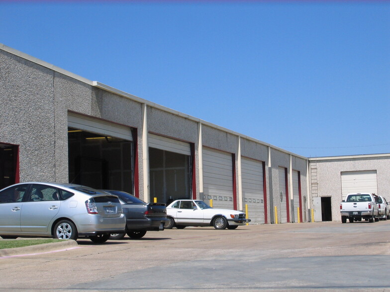 3151 Skylane Dr, Carrollton, TX for lease - Building Photo - Image 3 of 3