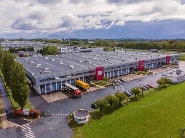 Industrial in Les Ulis for lease - Building Photo - Image 2 of 18