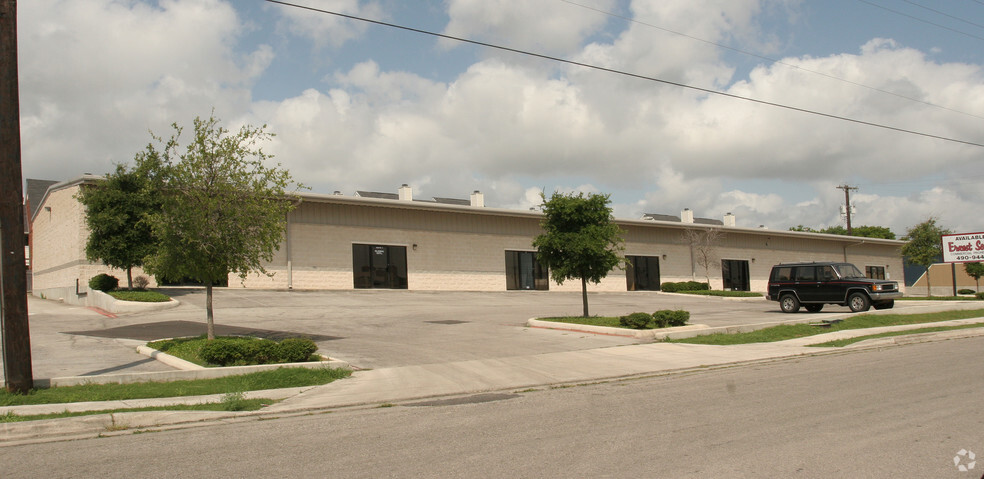 10740 Hillpoint, San Antonio, TX for lease - Building Photo - Image 2 of 3