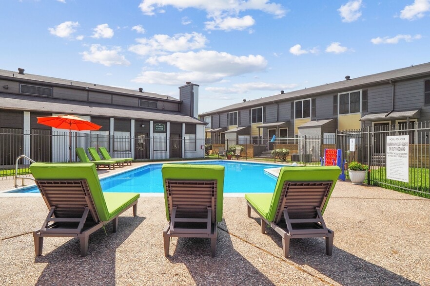 4405 N Navarro St, Victoria, TX for sale - Building Photo - Image 2 of 11