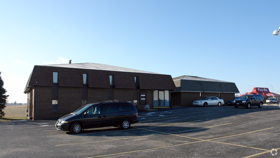 112 E Queenwood Rd, Morton, IL 61550