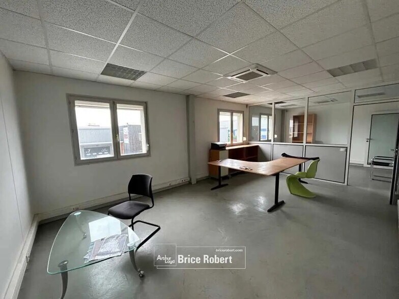 Office in Chassieu for lease - Interior Photo - Image 2 of 5