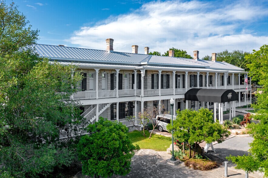 128 W Blanco Rd, Boerne, TX for sale - Building Photo - Image 1 of 1