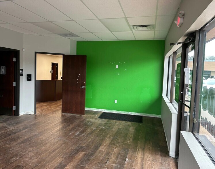 247-257 S Coltrane Rd, Edmond, OK for lease - Interior Photo - Image 2 of 6