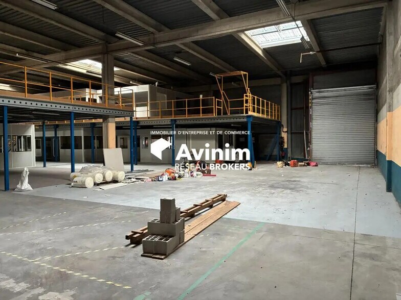 Industrial in Vitrolles for lease - Building Photo - Image 1 of 9