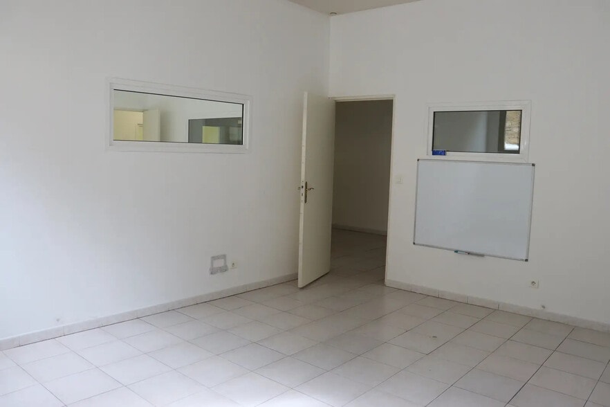 Office in Salon-de-Provence for sale - Interior Photo - Image 2 of 6