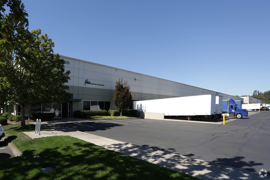 13009 SE Jennifer St, Clackamas, OR for lease - Building Photo - Image 2 of 2