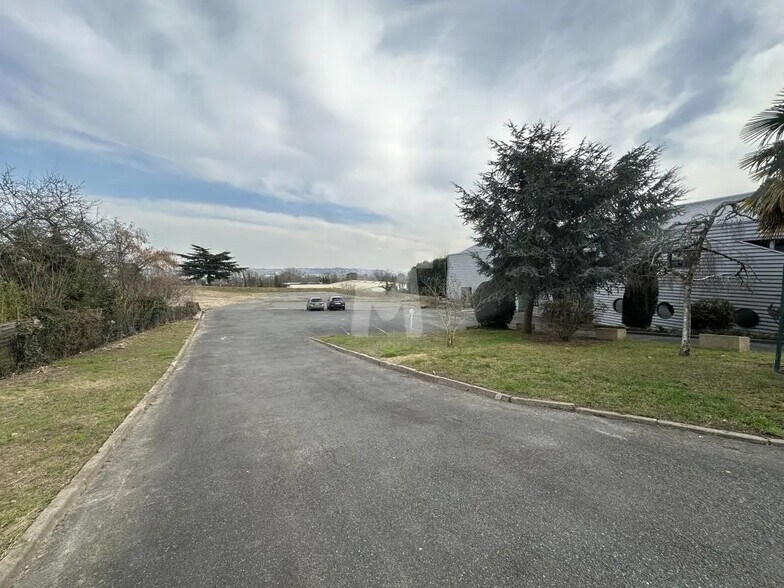 Flex in Villeneuve-le-Roi for lease - Building Photo - Image 2 of 7