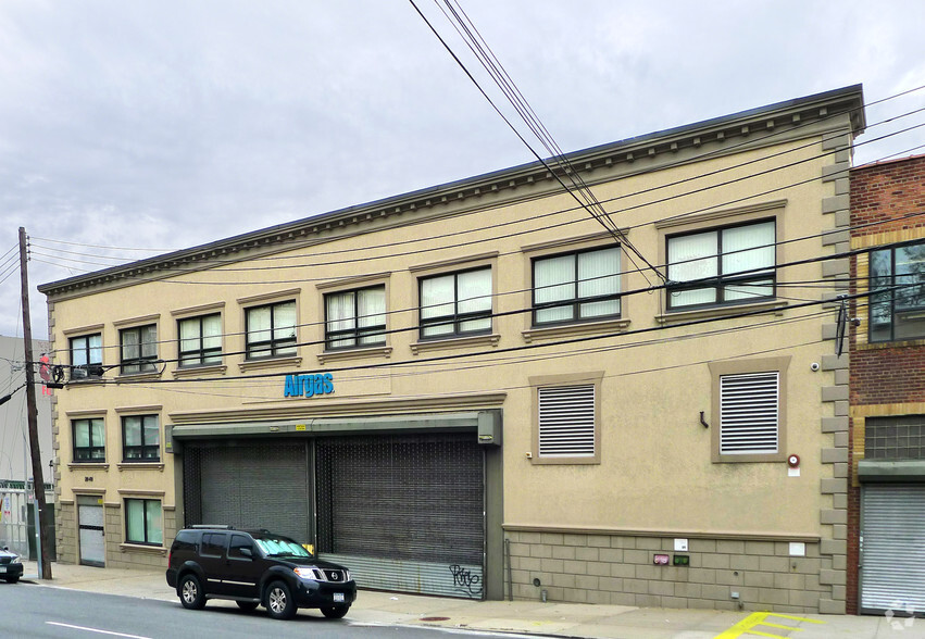 3818 33rd St, Long Island City, NY for lease - Building Photo - Image 1 of 4