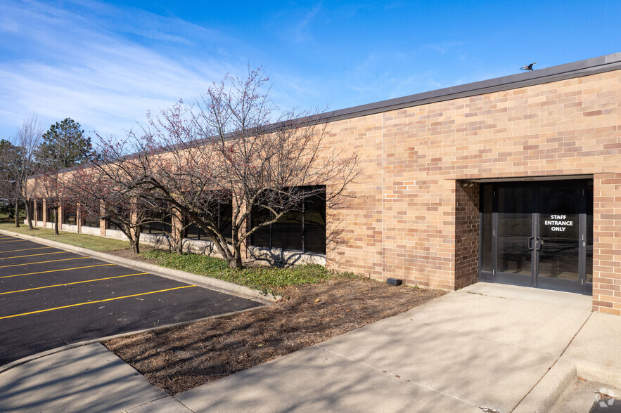 950-990 Corporate Woods Pky, Vernon Hills, IL for lease - Building Photo - Image 1 of 29