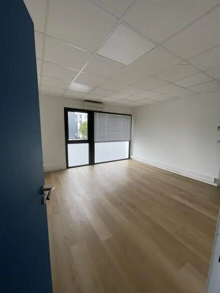 Office in Vannes for lease - Interior Photo - Image 2 of 3