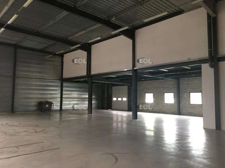 Flex in Taverny for lease - Interior Photo - Image 3 of 5