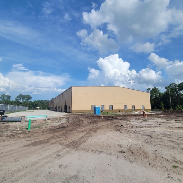 2011 Commerce Lakes Dr, Port Saint Lucie, FL for lease - Building Photo - Image 2 of 8