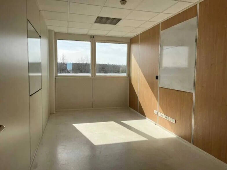 Rue Des Satellites, Toulouse for lease - Interior Photo - Image 3 of 8