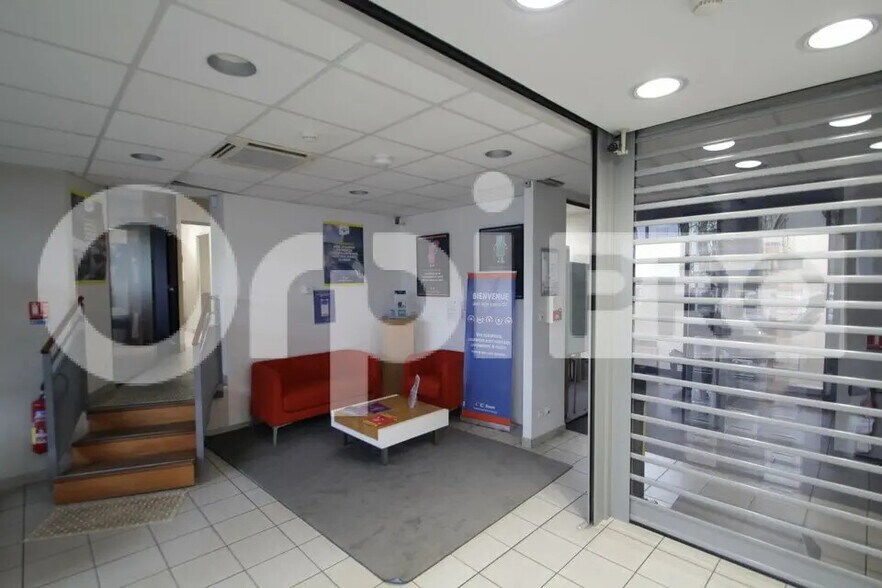 Retail in Saran for lease - Building Photo - Image 2 of 5