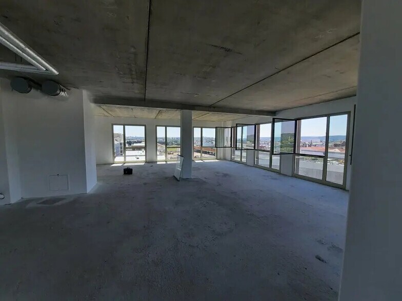 Office in Rouen for lease - Building Photo - Image 2 of 8