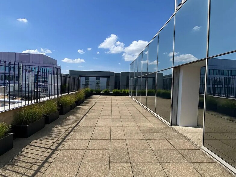 Office in Boulogne-Billancourt for lease - Building Photo - Image 2 of 7