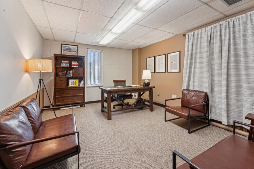 2720 Kesting Ct, Appleton, WI for sale - Interior Photo - Image 2 of 16