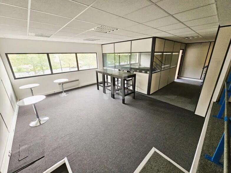 Flex in Saint-Pierre-du-Perray for lease - Interior Photo - Image 3 of 9