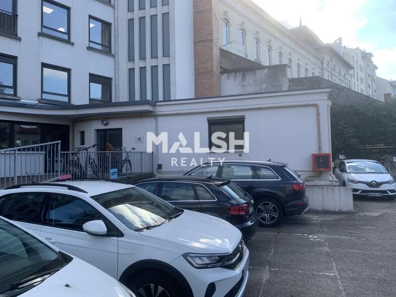 Office in Lyon for lease - Building Photo - Image 2 of 12