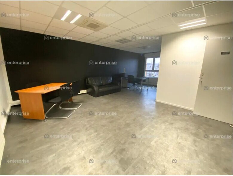 Flex in Chambly for lease - Interior Photo - Image 2 of 6