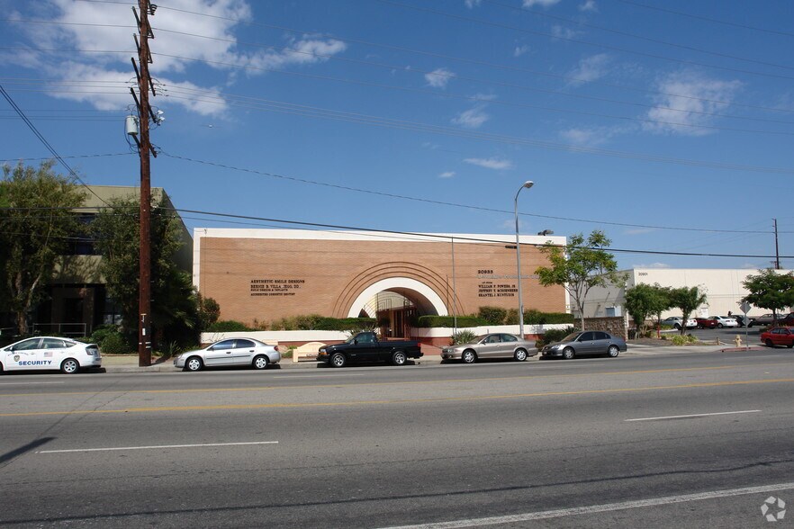 20933 Devonshire St, Chatsworth, CA for lease - Building Photo - Image 2 of 3