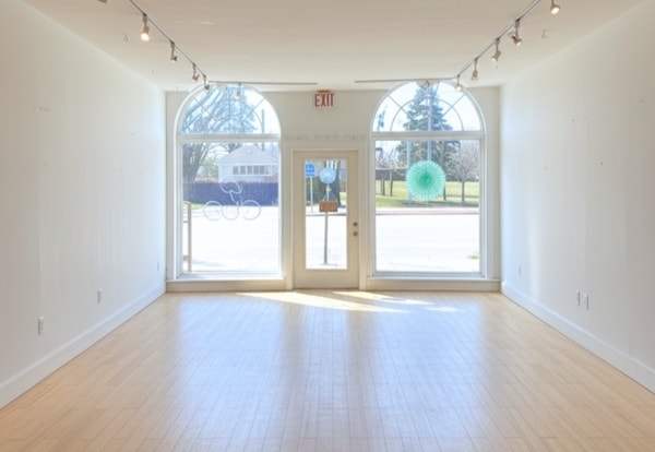 79 Jobs Ln, Southampton, NY for lease - Interior Photo - Image 2 of 4