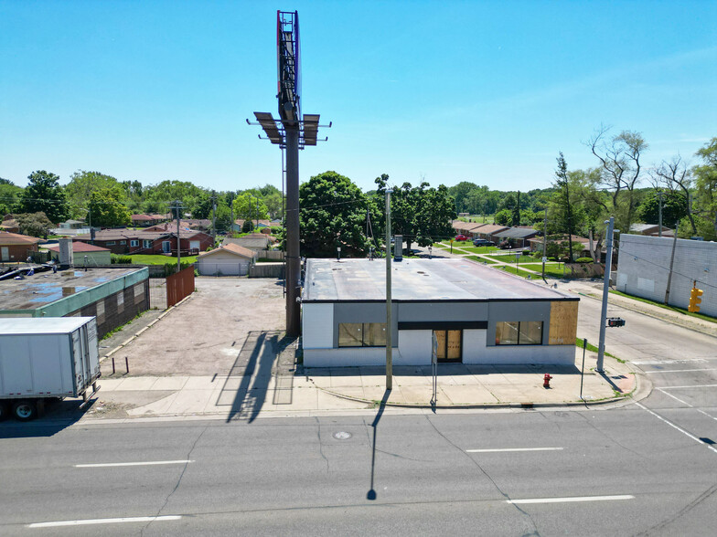 18685 W 8 Mile Rd, Detroit, MI for sale - Building Photo - Image 1 of 1