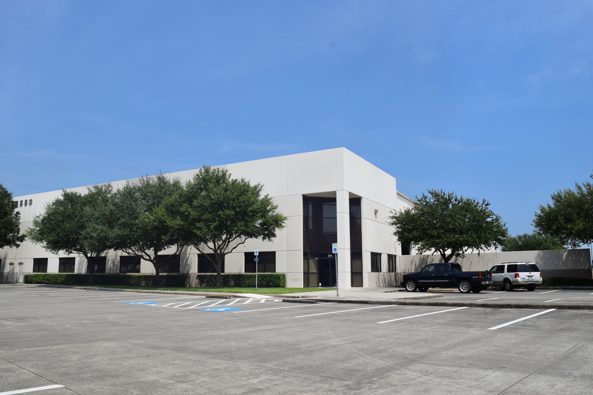 5150 Greens Rd, Houston, TX for lease Building Photo- Image 1 of 3