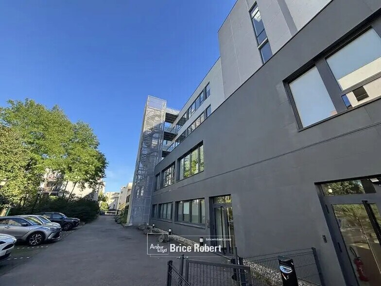 Office in Vaulx-en-Velin for sale - Building Photo - Image 1 of 8