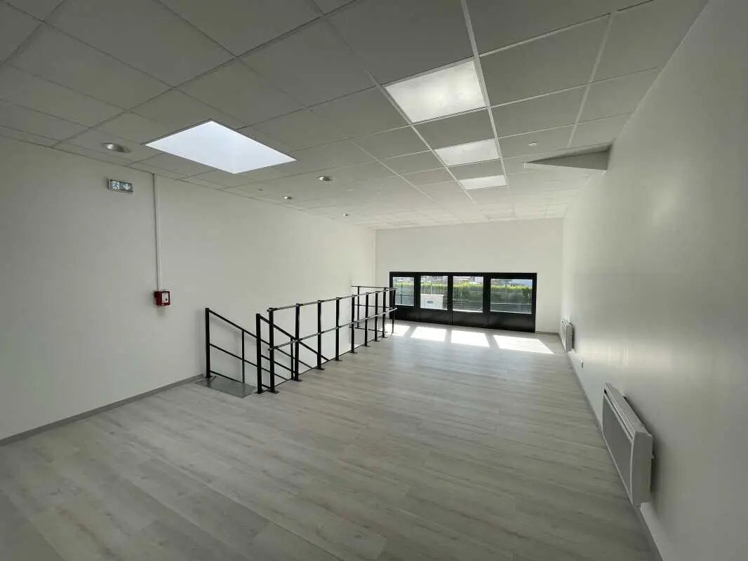 Office in Beauvais for lease Interior Photo- Image 1 of 9