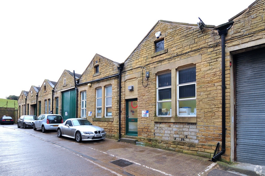 Woodhall Rd, Pudsey for sale - Primary Photo - Image 1 of 1