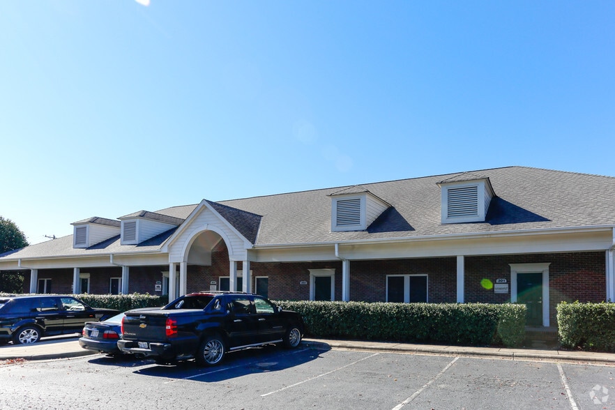 111 Commerce Centre Dr, Huntersville, NC for lease - Building Photo - Image 2 of 3