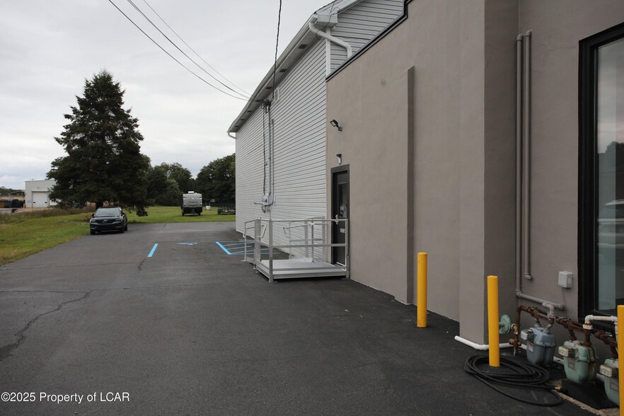 131 W 8th St, Wyoming, PA for lease - Building Photo - Image 2 of 5