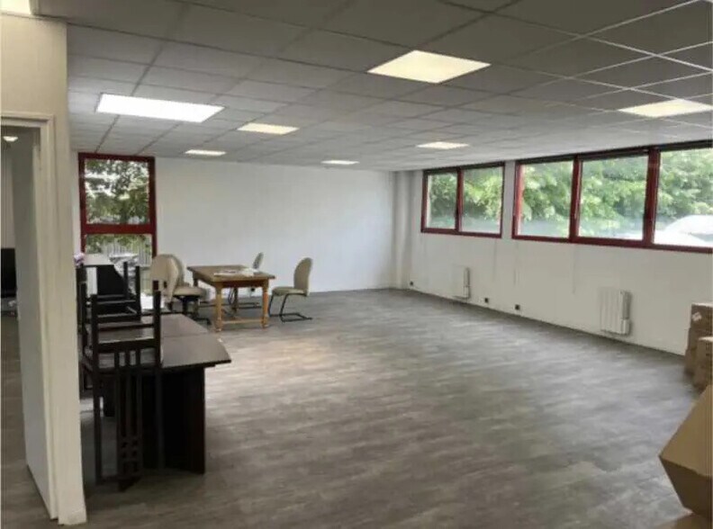 Flex in Le Blanc-Mesnil for lease - Building Photo - Image 3 of 3