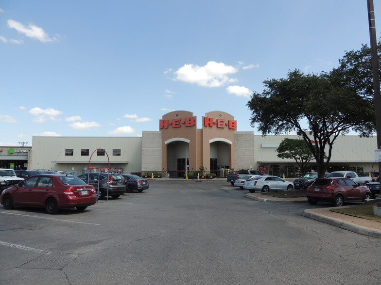 2923-2951 Thousand Oaks Dr, San Antonio, TX for lease - Building Photo - Image 1 of 29