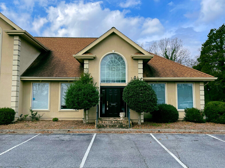 1403 Eastchester Dr, High Point, NC for lease - Building Photo - Image 1 of 14