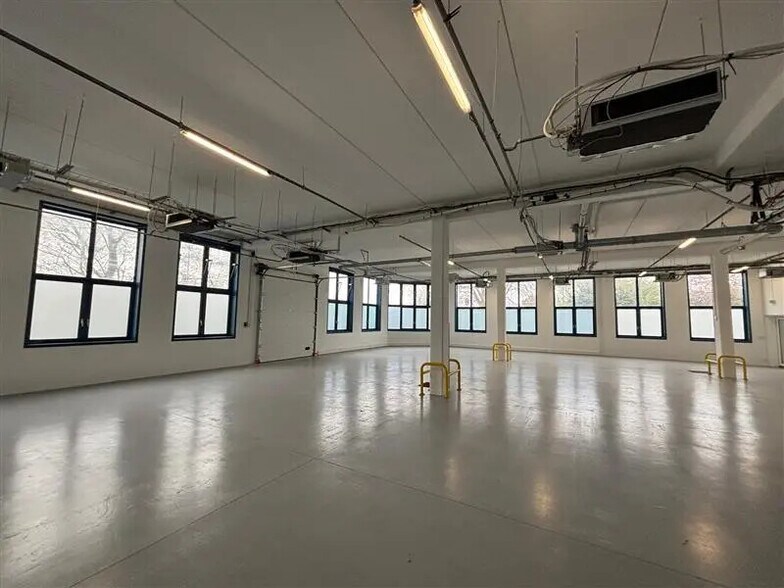 Flex in Fresnes for lease - Interior Photo - Image 1 of 7