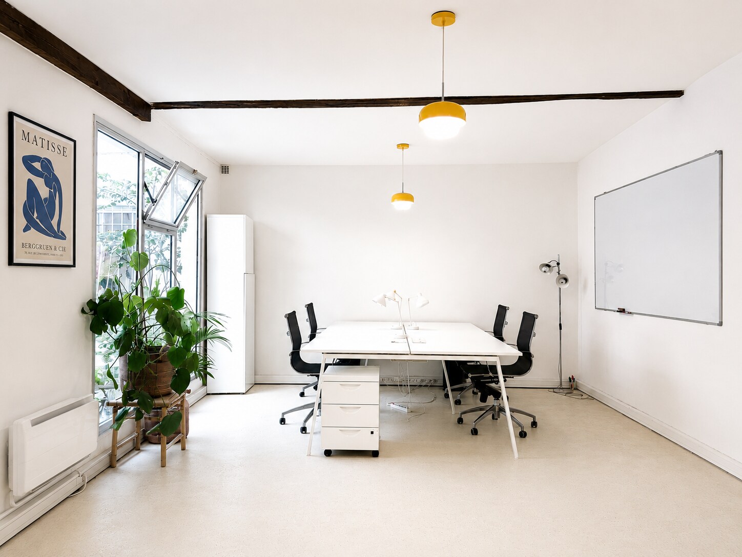Retail in Paris for lease Interior Photo- Image 1 of 5