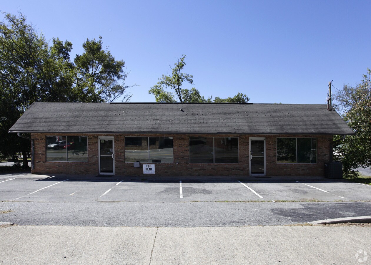 355 S Wall St, Calhoun, GA 30701