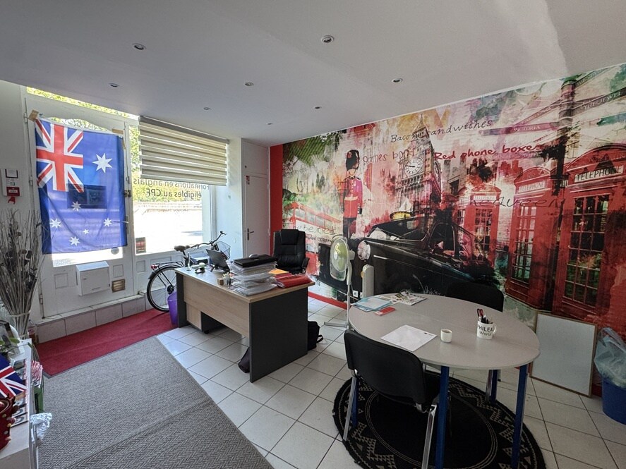 Retail in Lyon for sale Interior Photo- Image 1 of 10