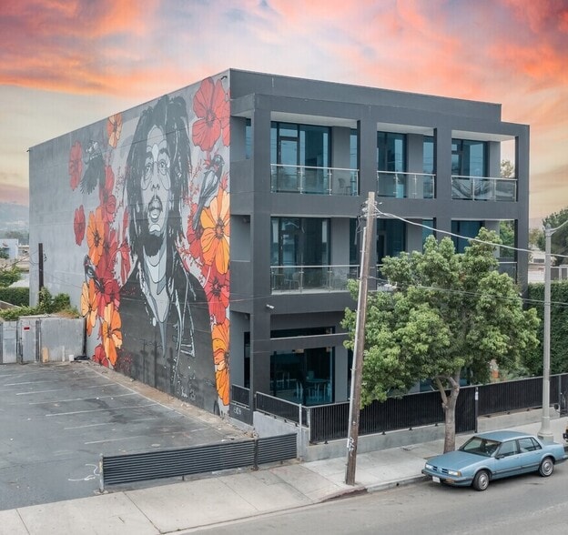 5242 W Adams Blvd, Los Angeles, CA for lease - Building Photo - Image 1 of 12