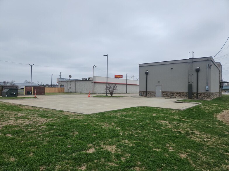 3320 Irvin Cobb Dr, Paducah, KY for lease - Building Photo - Image 2 of 19